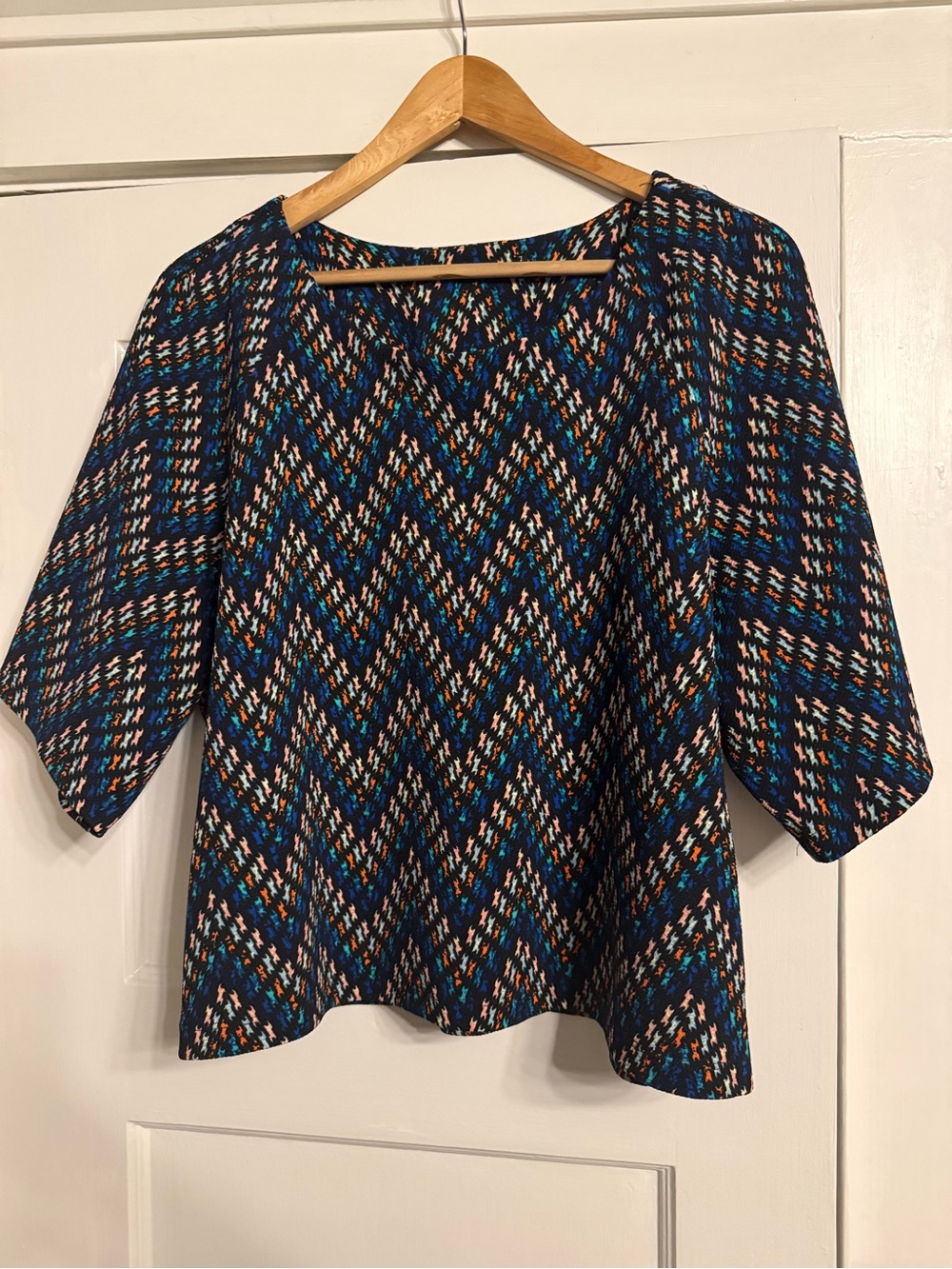 Cropped Chevron Print V-Neck Blouse in Black and Blue Women’s Size XL